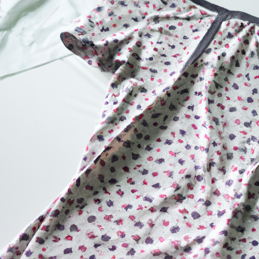 ייתכן שיהיה צורך להחליף פיג'מת קיץ לנשים בתדירות גבוהה יותר עקב דהייה או בלאי עקב כביסה רגילה.