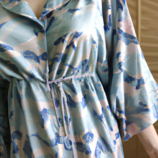 פיג'מת קיץ לנשים עשויה שלא לספק מספיק כיסוי בסביבות מסוימות.