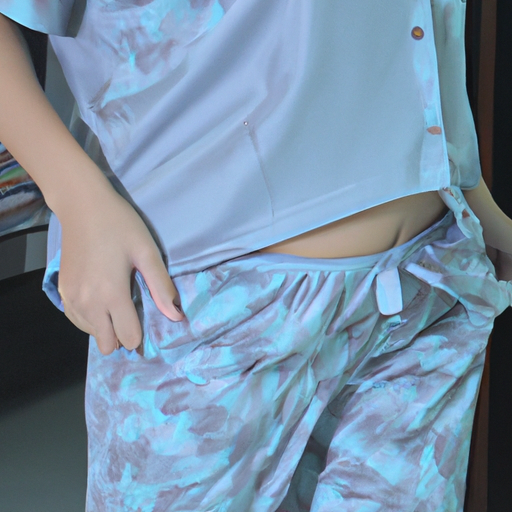 פיג'מת קיץ לנשים עשויה להוות סיכון להסחת דעת מפעילויות חיצוניות כמו יציאה.